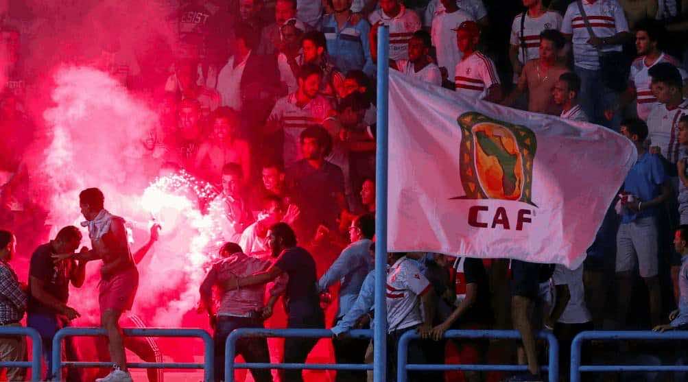 شعار دوري أبطال أفريقيا - جمهور الزمالك - شماريخ (صور: AFP)