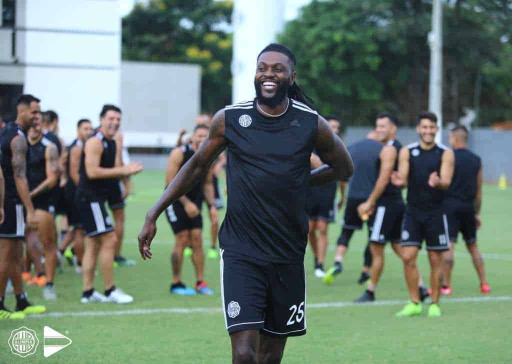 إيمانويل أديبايور في تدريبات أوليمبيا البارجوياني