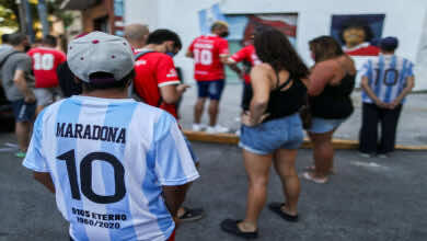 مسيرة في الأرجنتين تطالب العدالة لــ آسطورة كرة القدم مارادونا للأهمال بقتله!