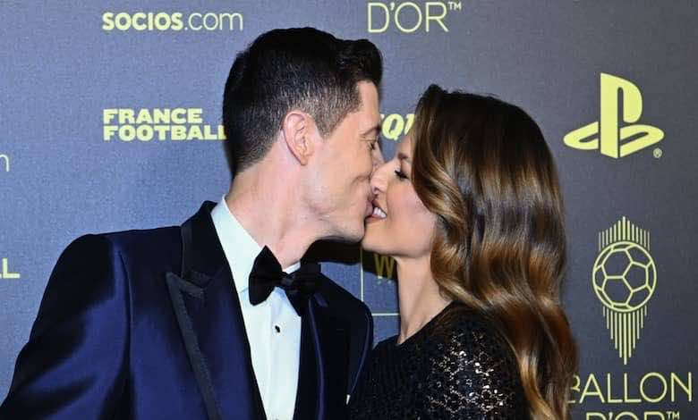 ليفاندوفسكي يقبل زوجته قبل بدء حفل البالون دور 2021 - صور Getty ليفاندوفسكي يقبل زوجته قبل بدء حفل البالون دور 2021