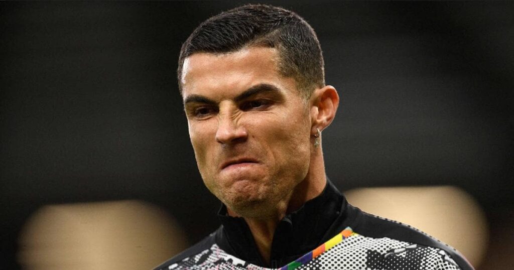 كريستيانو رونالدو يشعر بالخيانة في مانشستر يونايتد وينتقد تين هاج ورانجنيك