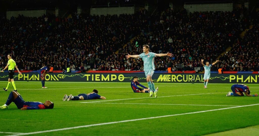 لاعبي برشلونة ينهارون بعد هدف سورلوث القاتل في شباك بينيا