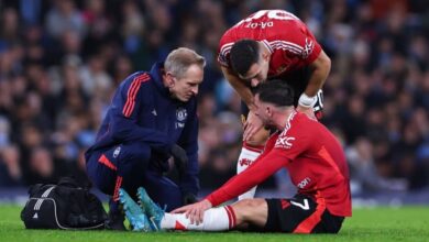 ماسون ماونت يعبر عن إحباطه بعد إصابته ويعد جماهير اليونايتد بعدم الاستسلام